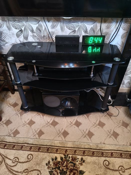 Продам стеклянную тумбу под телевизор