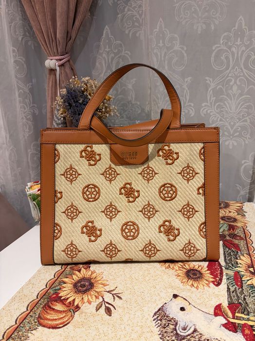 Elisabetta Franchi, Patrizia Pepe, Pinko, Guess, Desigual