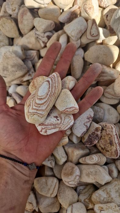 Piatra naturala decorativa Thassos Travertin scapitat si piatra poligonala