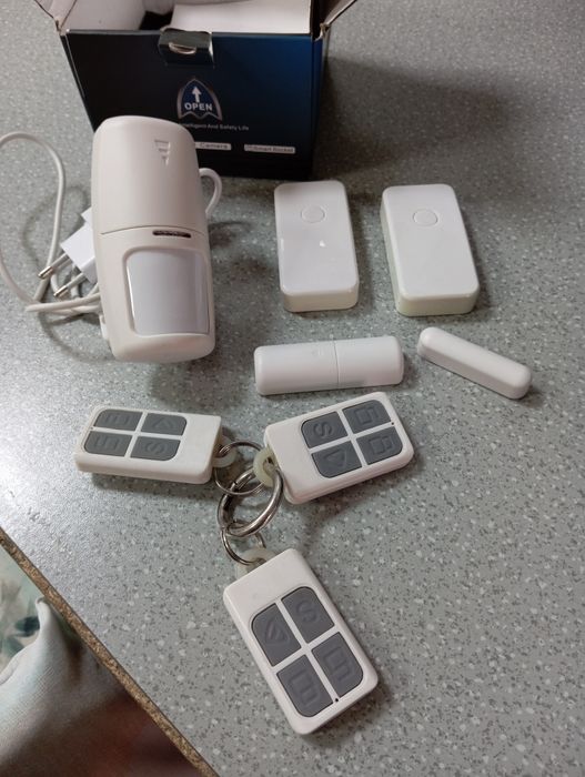 Алармена система с датчици и дистанционни