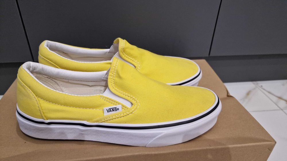 Дамски обувки, различни модели Vans MoMА/Slip on, Pull & Bear