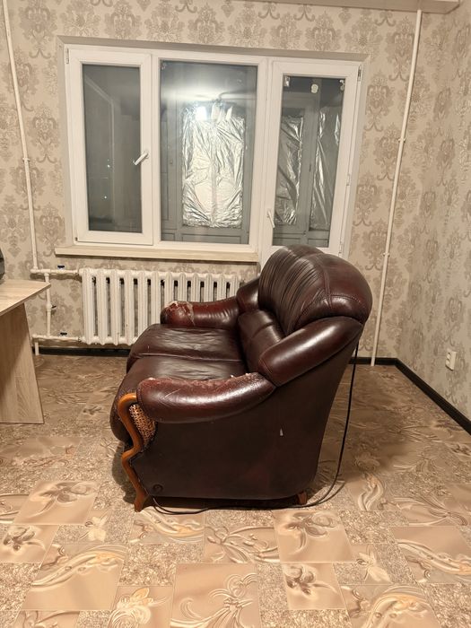 Продаю кожаный диван (б/у)