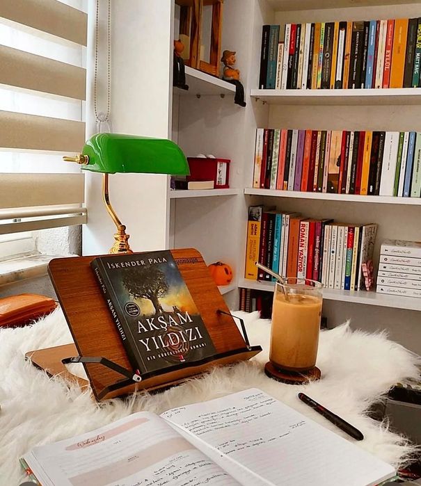 Стойка за четене на книги