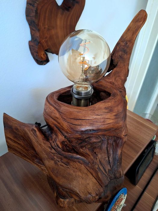 Ръчно изработена настолна лампа от дърво