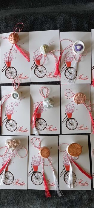 Martisor tip brosa lucrat manual (martisoare)