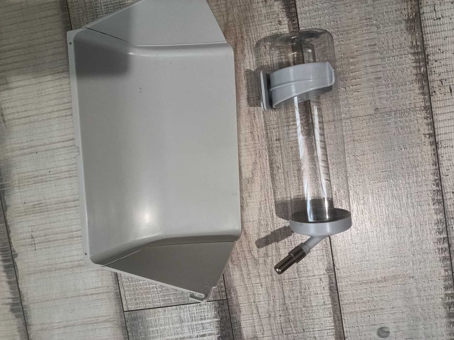 Продавам шешенце за вода и поставка за храна за домашен любимец