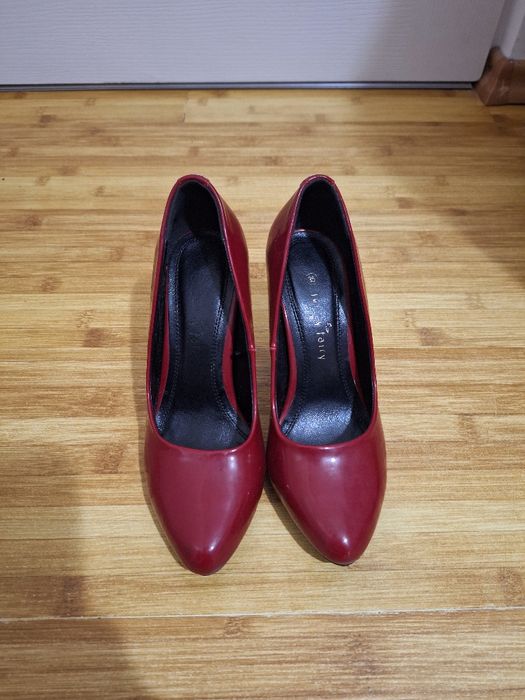 Pantofi rosii cu toc