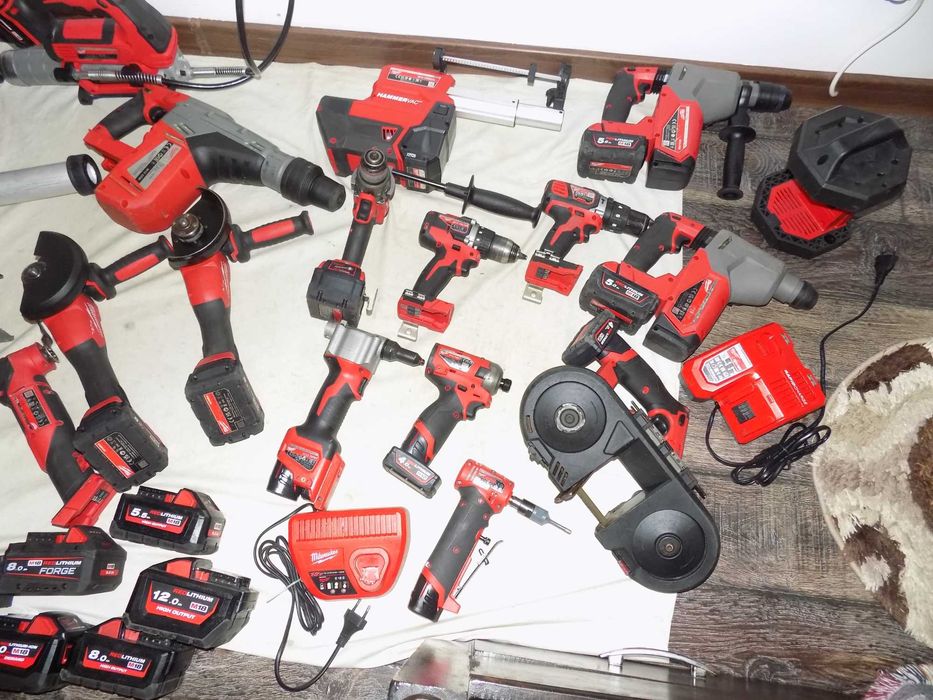 Scule Milwaukee ,  M 12  si  M 18  in stare buna de functionare  , acumulatori Milwaukee