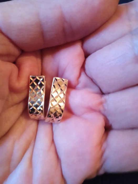 Съветски златни обеци,в много добро състояни..Цена- 380 лв.