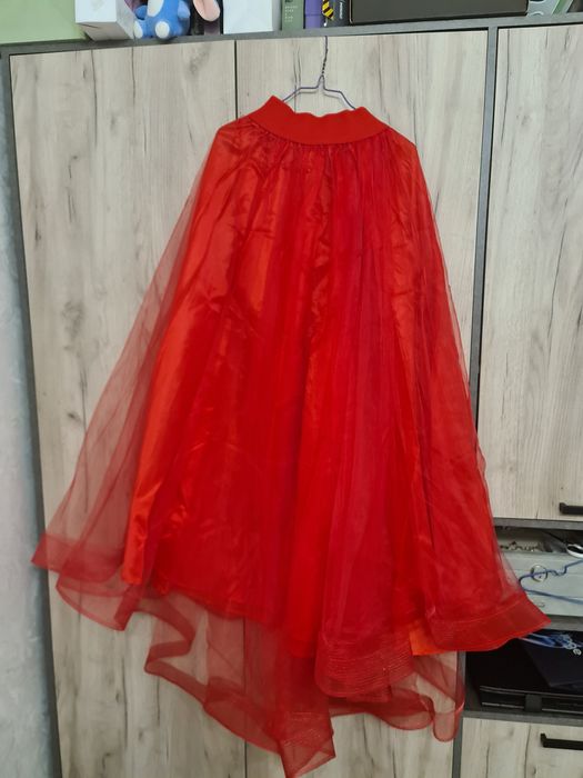 Красная юбка из фатина.