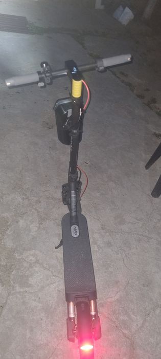 Este in garanție  vând xiaomi scoot 5 max
