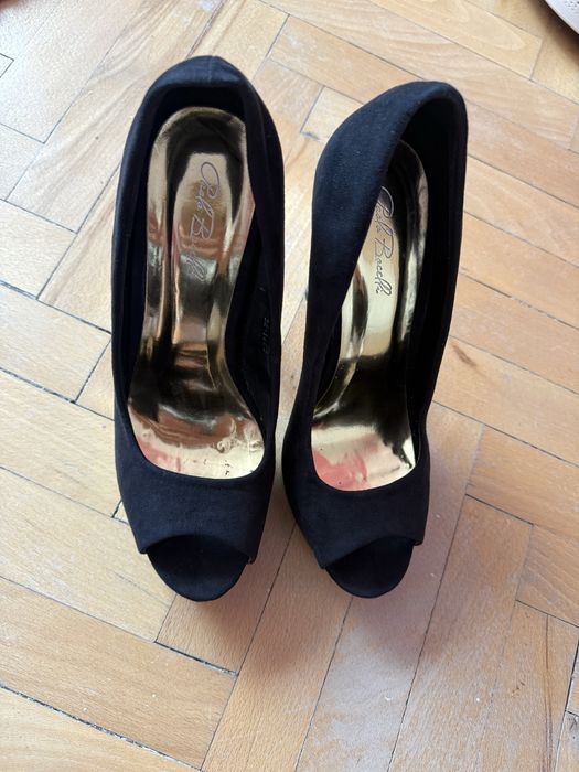 Черни обувки на висок ток