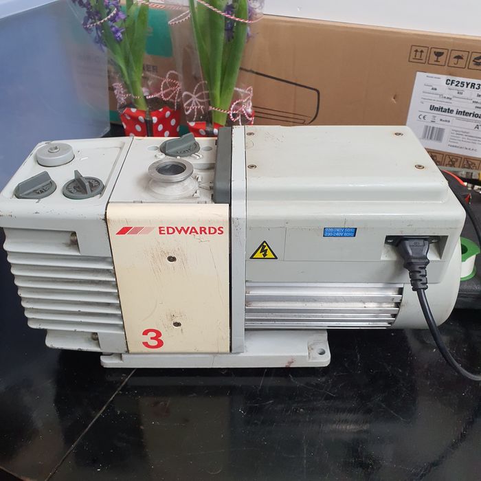 Pompa vacum profesională Eduards RV3