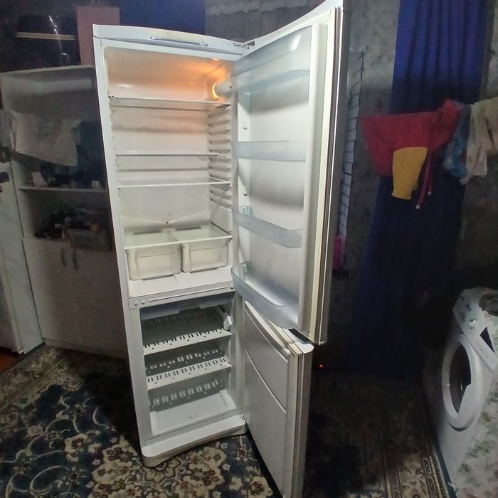 Холодильник Indesit 2 м