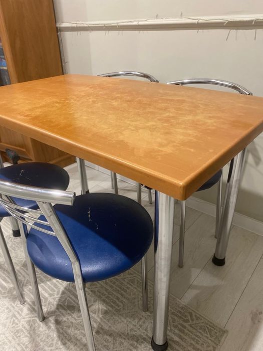 Продаю стол и стулья