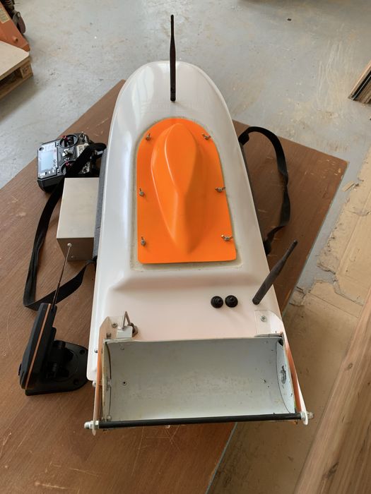 Лодка за захранка със сонар