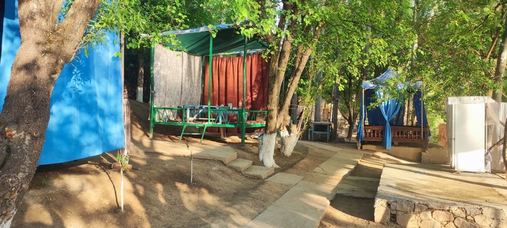 Тапчан возле берега. Все условия есть прямь вид на моря.