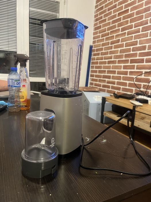 Блендер Phillips HR2604/80, 350 W, в скорости.