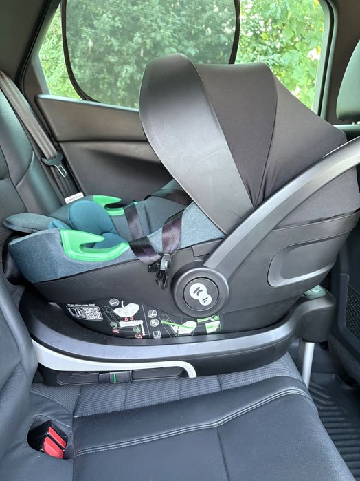 Kinderkraft кошче за кола + база