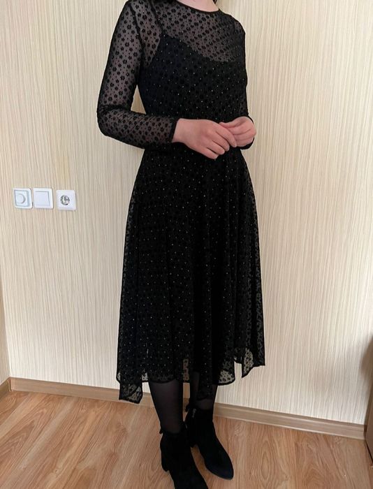 Черное гипюровое платье