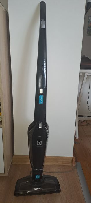 вертикална прахосмукачка Electrolux EERC70EB без торбичка