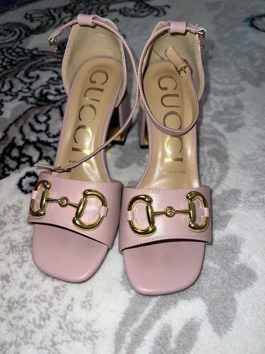 Ayollar uchun pushti Gucci sandal