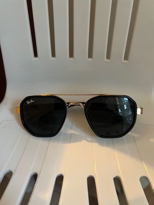 Продават се очила на феррари