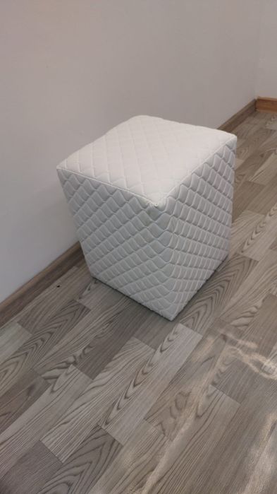 Taburet tapițat din piele albă