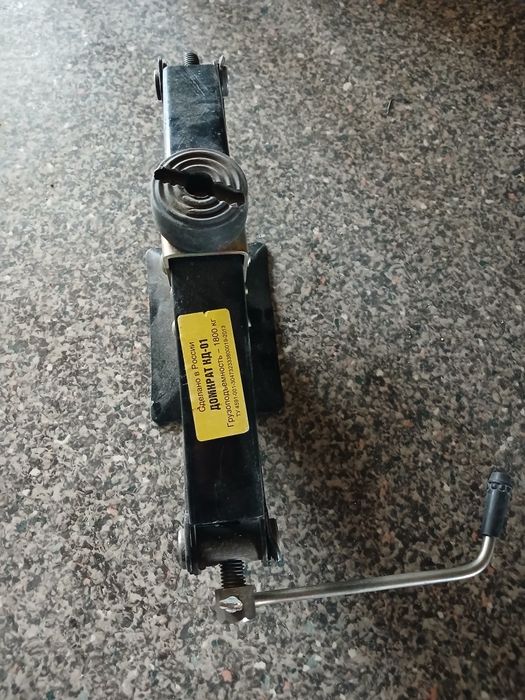 Домкрат 1800 кг 3000 кг