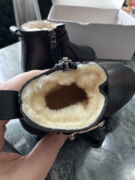 Продам детские ботинки