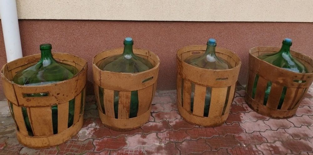 Damigene 50 litri în cos de protecție