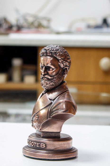 Статуетка-бюст на "Христо Ботев".Медна галванопластика.