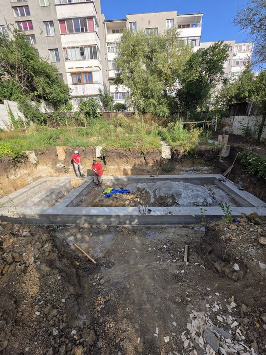 Lucrari cu excavator ,constructii in rosu si la cheie