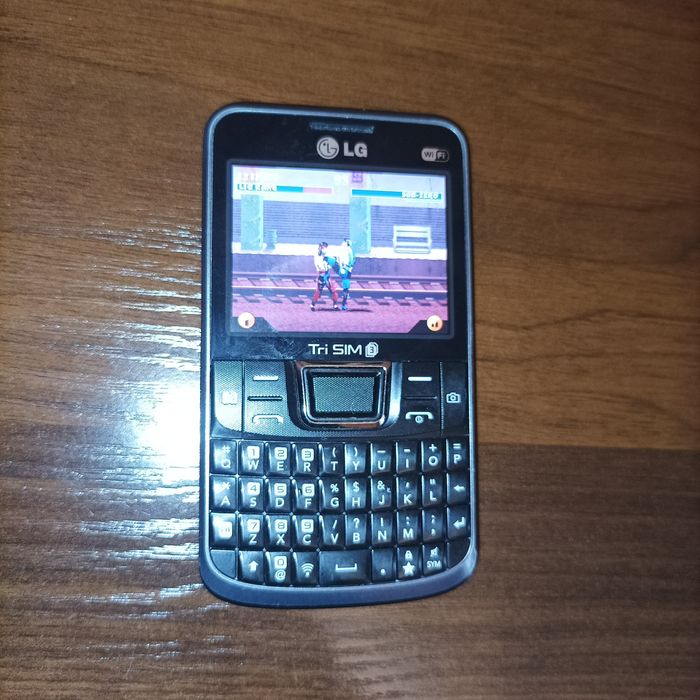 Кнопочный LG C333