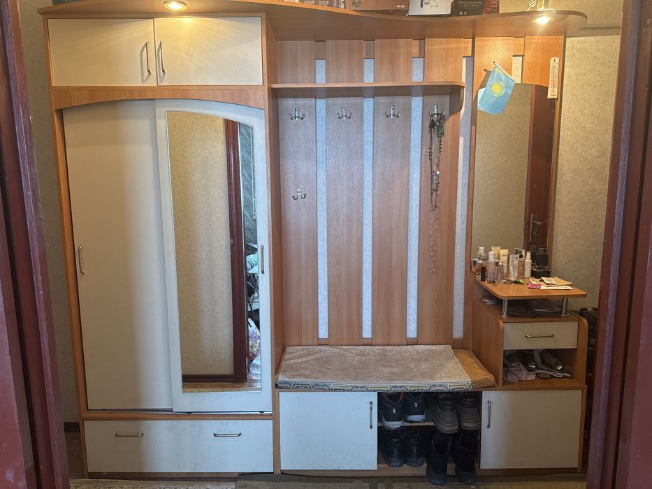 Продам прихожую б/у