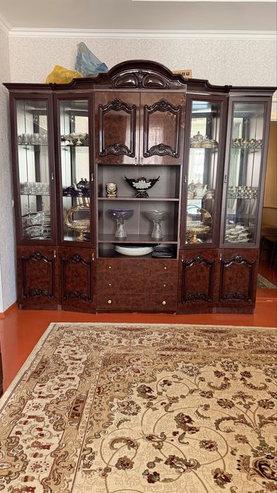 Сервант в хорошем состоянии