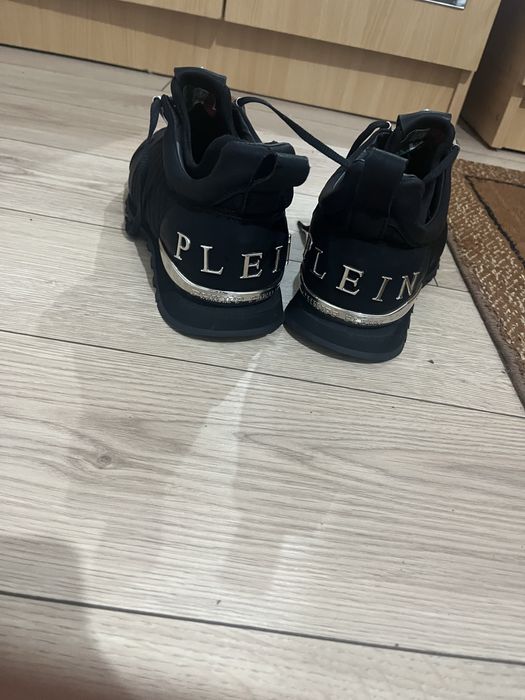 Adidași plein 600 de lei i vând ca mis mari 600  lei