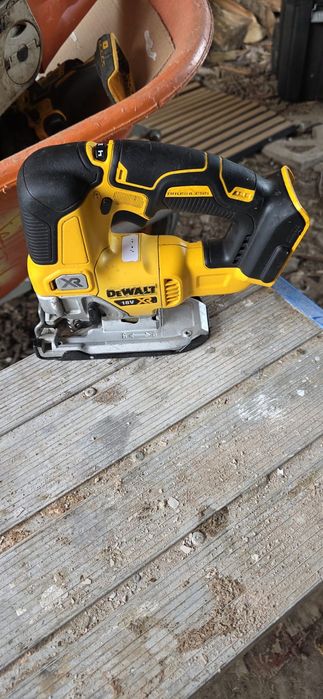 fierastrau pendular dewalt dcs334