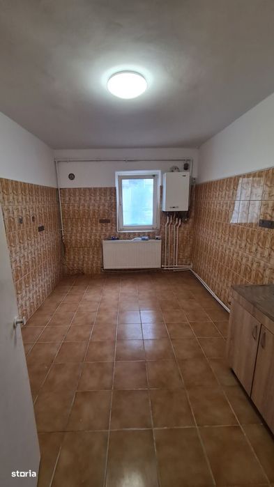 Apartament cu 3 camere de închiriat în Curtea de Argeș.
