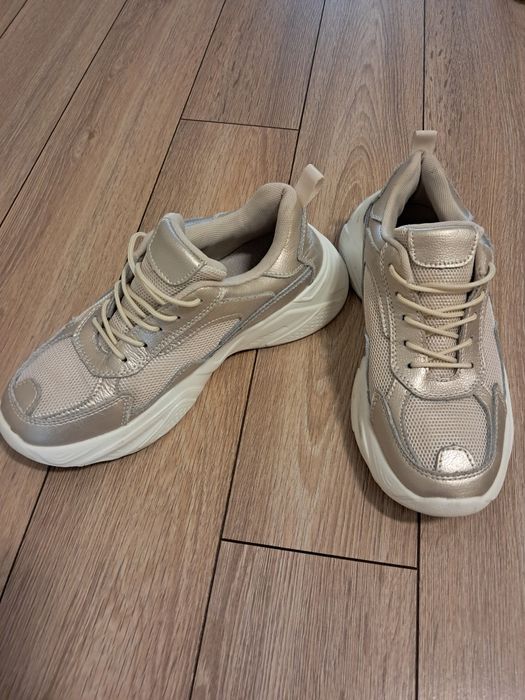 Дамски спортни обувки