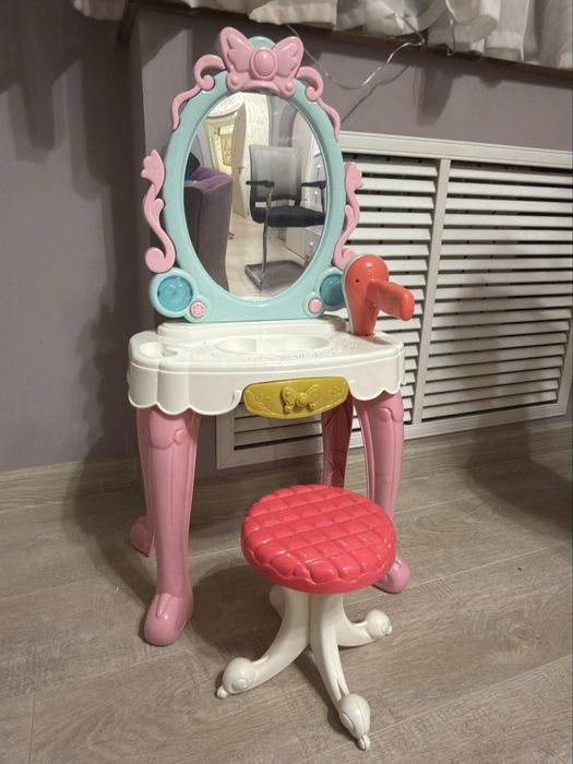 Детский туалетный столик