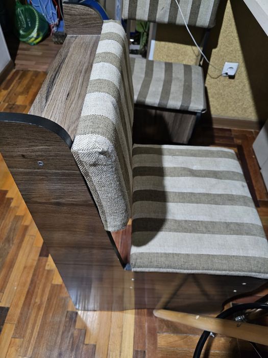 4 стула с отсеком для хранения