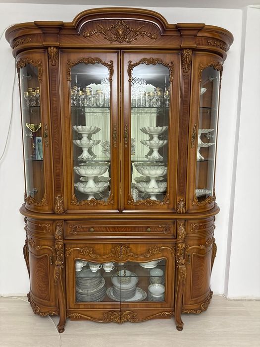 Продаю шкаф ветрина Mebel Lux