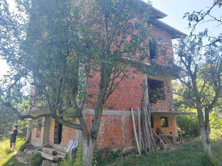 Самостоятелна къща на 2 етажа с таванско и сутерен Кюстендил с.Згурово