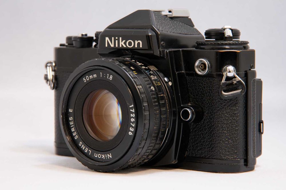 Kit aparat film Nikon FE cu obiectiv Nikon 50 1.8