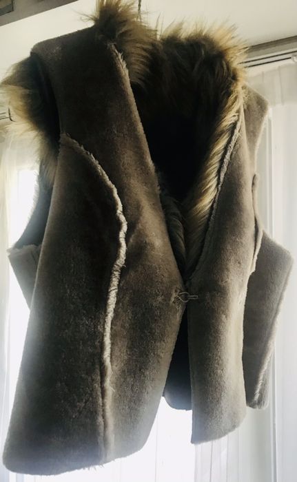Vestă maro scurtă, imitație piele întoarsă cu guler blăniță