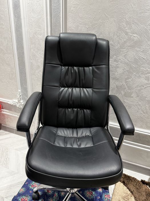 Офисное кресло Dafna, кожзам, на колесиках, отличное состояние