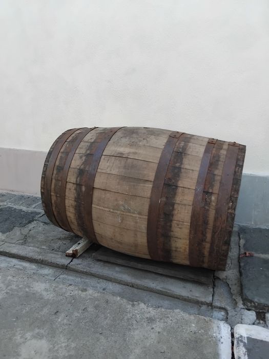 Se vinde butoi vin esenta tare .