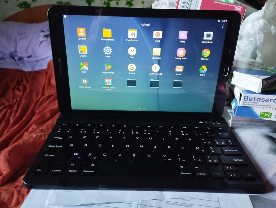 Vând tableta pe tastatura Samsung