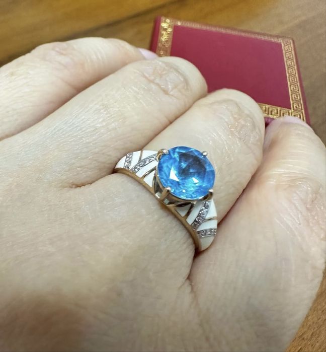 Золотое кольцо с топазом эмалью